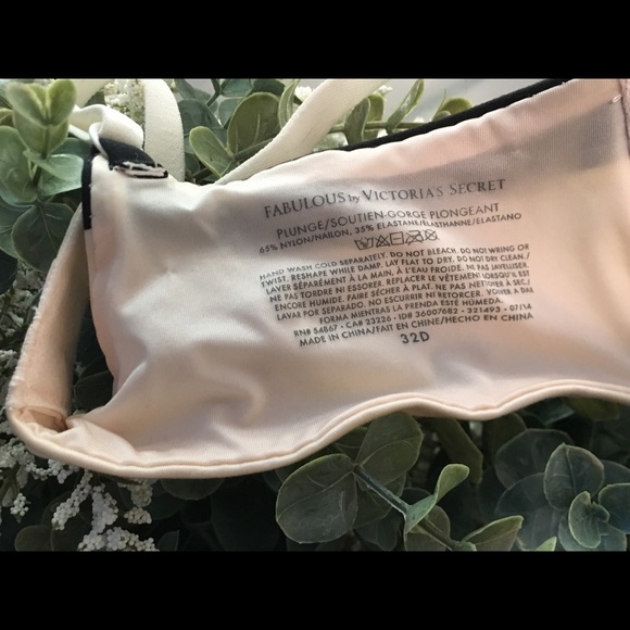 32D Victoria Secret Fabulous Push Up Bra 🍈🍈 - Picture 3 of 3